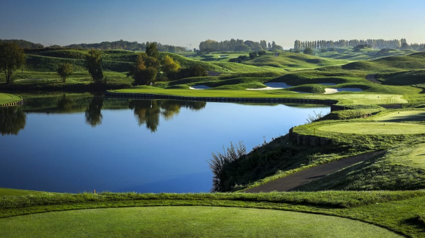 On this hole, the most difficult thing is to correctly assess the amount of water you have to carry before touching down on the green surface. In fact, the equation is very simple: the further left the pin is, the more water you have to carry. The most dangerous flag position being the left far-end one where power, distance as well as accuracy are required. (Source: PGA of America)