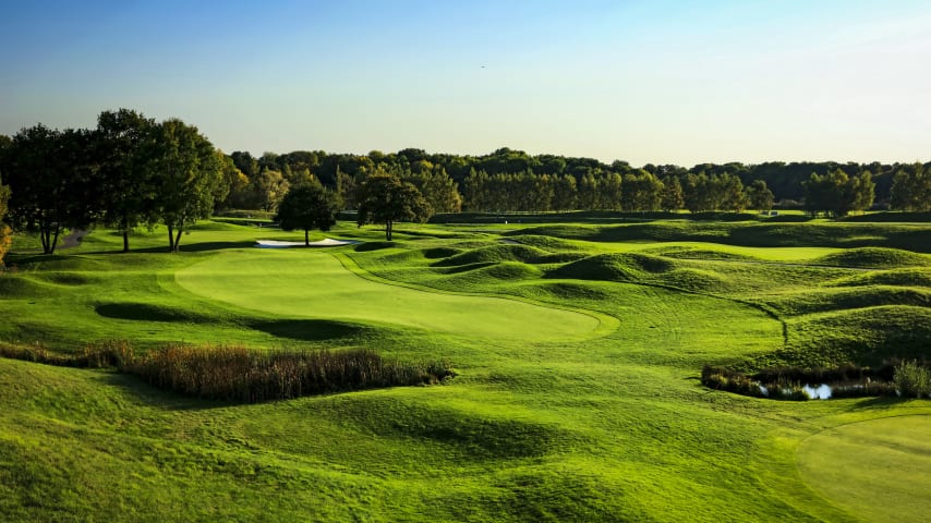 Though extended in 2004, this long par 5 seems quite simple. It requires a long tee shot aiming for the left part of the fairway. From this side of the hole, you will have much easier access to the small and well‐defended green. Next to it, an oak and a bunker team up to make the access from the right almost impossible, which the pros must overcome with a far right pin position. (Source: PGA of America)