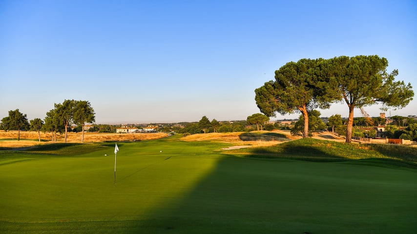 Experienced players can shorten the dogleg by playing the driver on the bunker located in the left corner of the fairway and then attack the well-protected green with a short iron. Less experienced players can instead play it safe with a driver on the right path but then will need a long iron to reach the green.