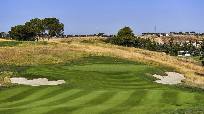 Experienced players can try to pass over the bunker on the left corner of the hole and then play a second shot with a short iron. Those who prefer to play if safe should stay on the right side of the fairway, then will have to face a second shot with a long iron, or possibly decide to lean on the apron with a layup avoiding the risk of ending in the deep bunker on the right side.