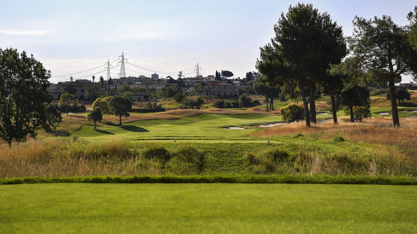 The most experienced players must keep to the left side of the fairway to avoid ending up in the bunker positioned on the right side. Then a second shot with a medium iron is needed to reach the flag. Less experienced players need a long iron and must pay attention to the three bunkers protecting the green on the right side.