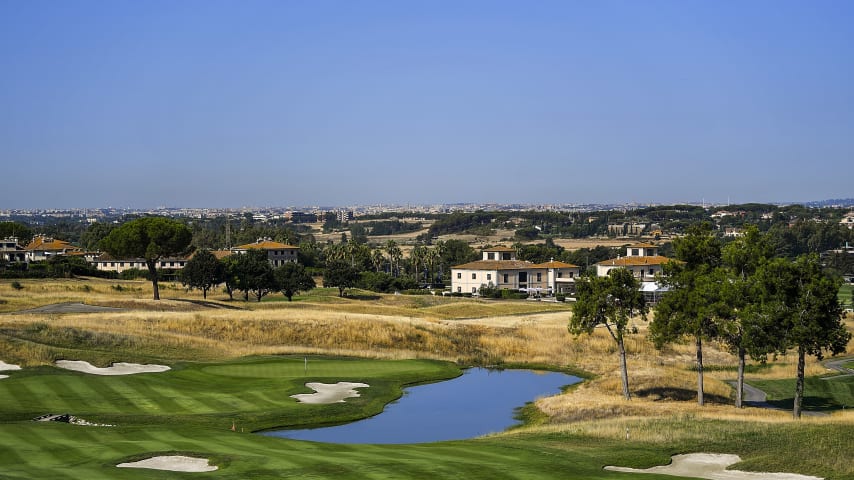 Experienced players can try to reach the green with the driver but must be precise and keep away from the water hazard on the right side of the green. Those who want to play it safe can hit to the fairway before the water hazard and then attack the flag with a short iron. The green is well protected by two bunkers and the lake on the right side hides many pitfalls. Be careful: It is extremely difficult to stop the ball on the green by playing from a downhill lie!