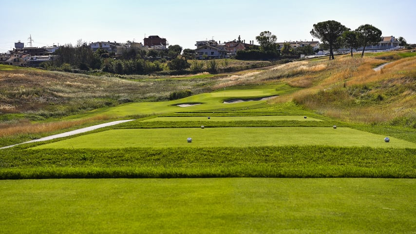 Depending on the position of the flag, both experienced and inexperienced players will have to carefully assess which iron is the best choice. It is recommended to avoid playing on the right side of the green.