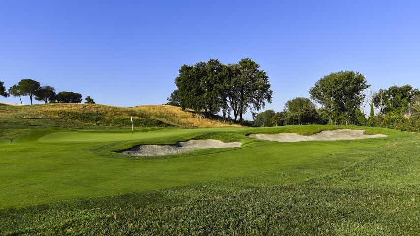 The first par 3 of the golf course. The green can be easily reached with a short iron. Pay particular attention to the green which is well protected by two difficult bunkers on the right side.