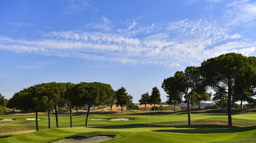 Experienced players may play on the right side over the bunker and then attack the green with a short iron, paying attention to the deep bunker positioned in the centre. Players which play a shorter distance will have greater difficulty in reaching the green at the top of the hill with a second shot.