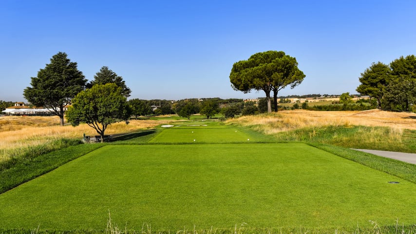 The kidney-shaped putting green leaning to the right is challenging. The position of the flag is a fundamental and may change the way to play the hole. With a short flag a medium iron is enough, while with the flag at the far end of the green, a long, precise iron will be necessary to stay on the putting surface. The green is difficult especially if you putt from a distance.