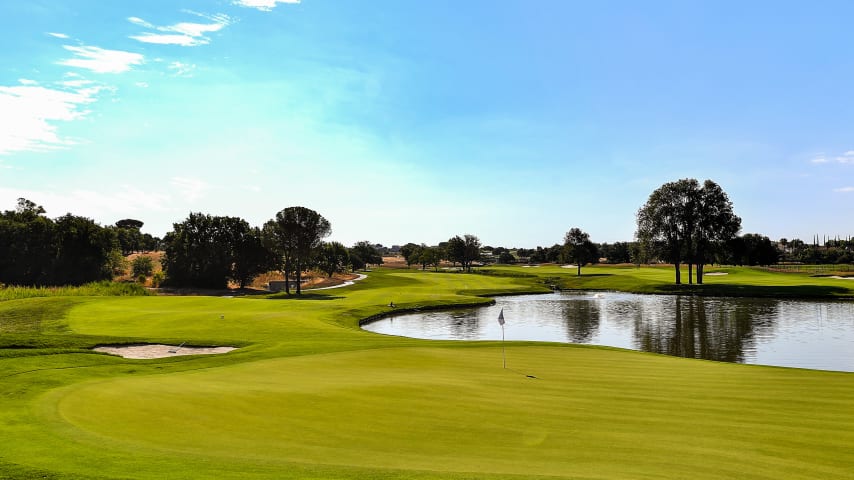 The most experienced players can approach the shore of the water hazard with the driver and then decide to cross the lake, reaching the green with a long iron. Those who choose to get around the obstacle must keep to the right side of the fairway, then can lay up with a medium iron and reach the green with a short shot. The kidney-shaped green extends around the water hazard with an inclined surface, especially in the furthest part.