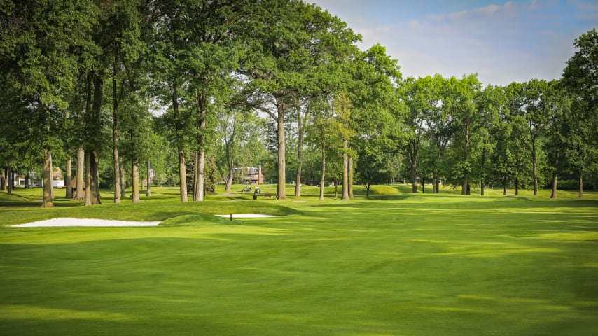 Detroit Golf Club’s original starting hole, as designed by Donald Ross in 1916, provides players an opportunity to get off to a fast start. Players that manage to avoid the two bunkers that guard the left-side of the fairway on their tee shots will be left with a wedge into the green.

The oak located to the right side of the tee box was bent by Native Americans to mark the trail they used when traveling from Detroit-to-Saginaw. At the base of the oak sits a bronze tablet memorializing this part of Detroit Golf Club’s celebrated history.