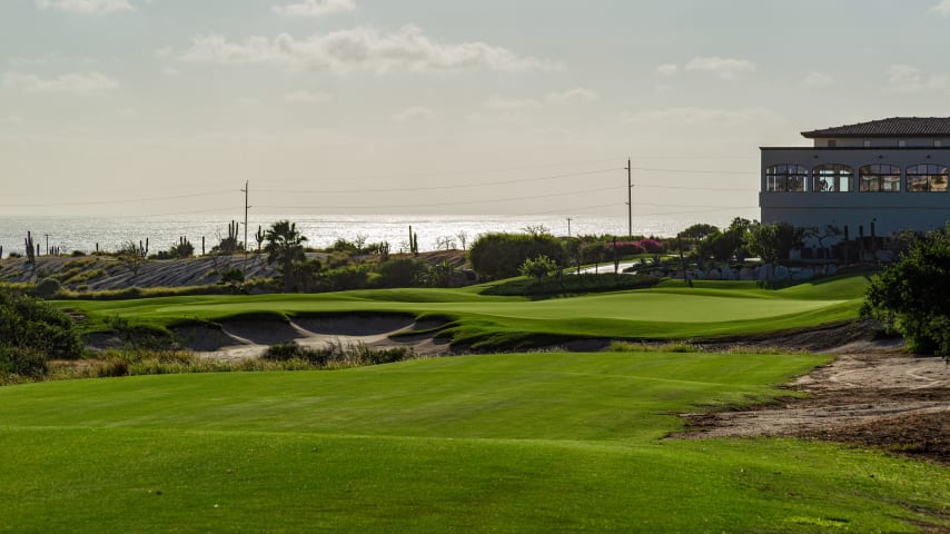 Playing into the prevailing wind, this par 3 demands accuracy due to the sandy arroyo between the tee and green. The left side of the green is protected by a bunker, while the right side is open and inviting. The narrow back-left portion requires a precise and assertive shot.