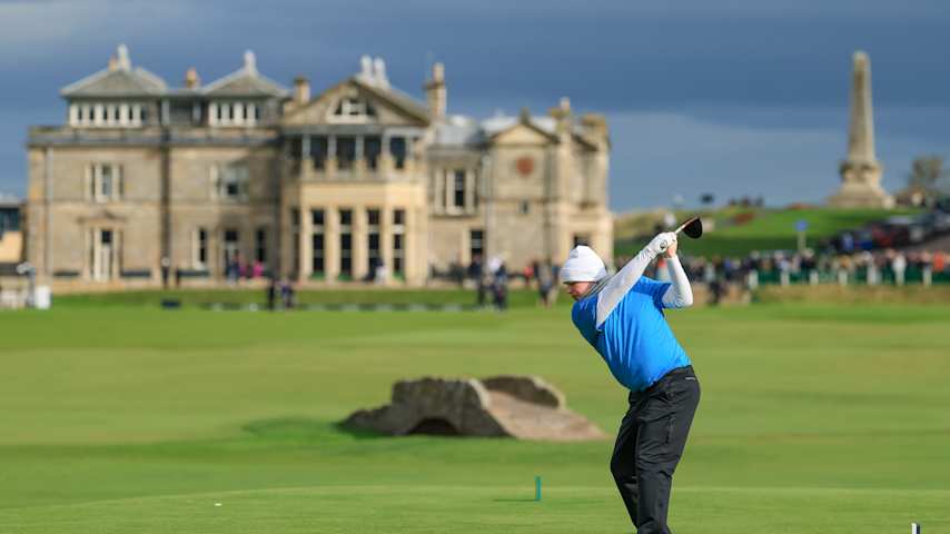 Robert MacIntyre of Scotland plays his tee shot on the 18th hole on day four of the Alfred Dunhill Links Championship 2025 on the The Old Course at St Andrews on October 05, 2025 in St Andrews, Scotland. (David Cannon/Getty Images)