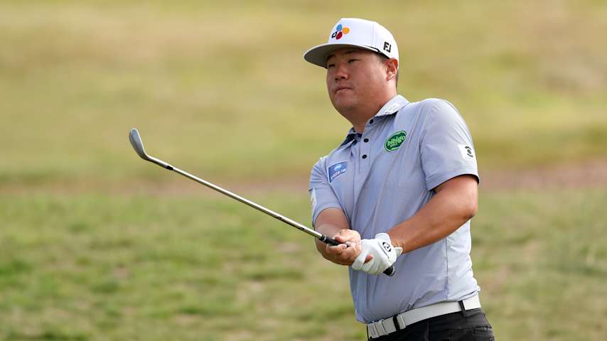 Sungjae Im of South Korea chips on the 10th green on day one of the Genesis Scottish Open 2025 at The Renaissance Club on July 10, 2025 in North Berwick, Scotland. (Christian Petersen/Getty Images)