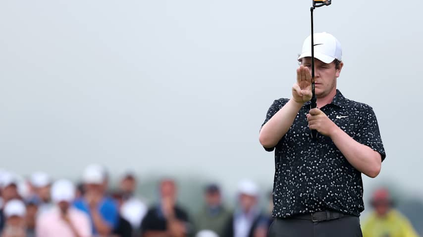 Robert MacIntyre of Scotland lines up a putt on the 18th green during the final round of the 125th U.S. OPEN at Oakmont Country Club on June 15, 2025 in Oakmont, Pennsylvania. (Patrick Smith/Getty Images)
