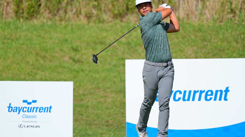 USAIsaiah Salinda of the United States chips on the 18th green during the second round of the Bank of Utah Championship 2025 at Black Desert Resort on October 24, 2025 in St George, Utah. (Justin Edmonds/Getty Images)
