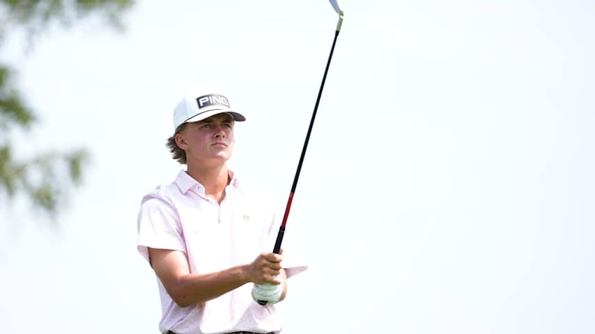 Bowen Mauss of the United States lines up his shot on the 17th tee on day one of the 76th U.S. Junior Amateur Championship on the South Course at Oakland Hills Country Club on July 22, 2024 in Bloomfield Hills, Michigan. (Raj Mehta/Getty Images)