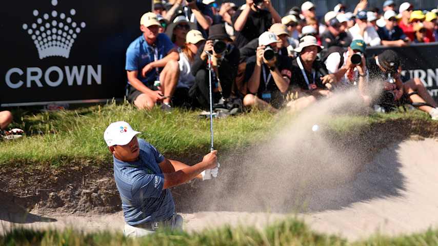 Si Woo Kim of South Korea plays a bunker shot on the 18th hole on day four of the Crown Australian Open 2025 at The Royal Melbourne Golf Club on December 07, 2025 in Melbourne, Australia. (Graham Denholm/Getty Images)