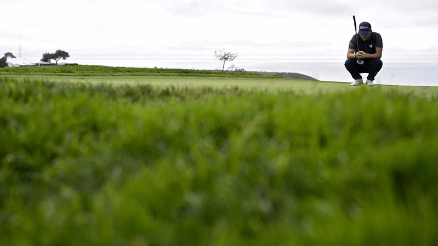 LA JOLLA, CALIFORNIA - JANUARY 25: Lee Hodges of the United States lines up a putt on the 17th green during the Farmers Insurance Open at Torrey Pines South Course on January 25, 2024 in La Jolla, California. (Photo by Orlando Ramirez/Getty Images)