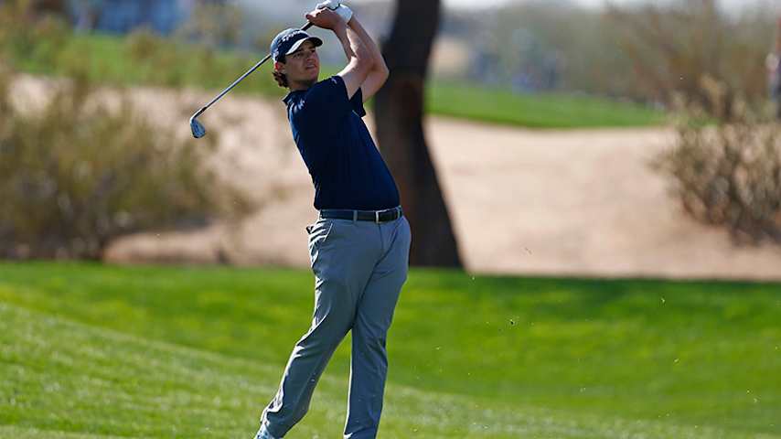 SCOTTSDALE, AZ - FEBRUARY 04:  Beau Hossler watches his second shot on the first hole during the final round of the Waste Management Phoenix Open at TPC Scottsdale on February 4, 2018 in Scottsdale, Arizona.  (Photo by Matt Sullivan/Getty Images)