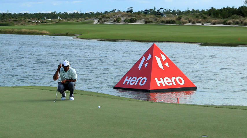 NASSAU, BAHAMAS - NOVEMBER 30: Tiger Woods of the United States lines up a putt for bogey on the 18th hole during the second round of the 2018 Hero World Challenge at Albany Bahamas on November 30, 2018 in Nassau, Bahamas. (Photo by David Cannon/Getty Images)