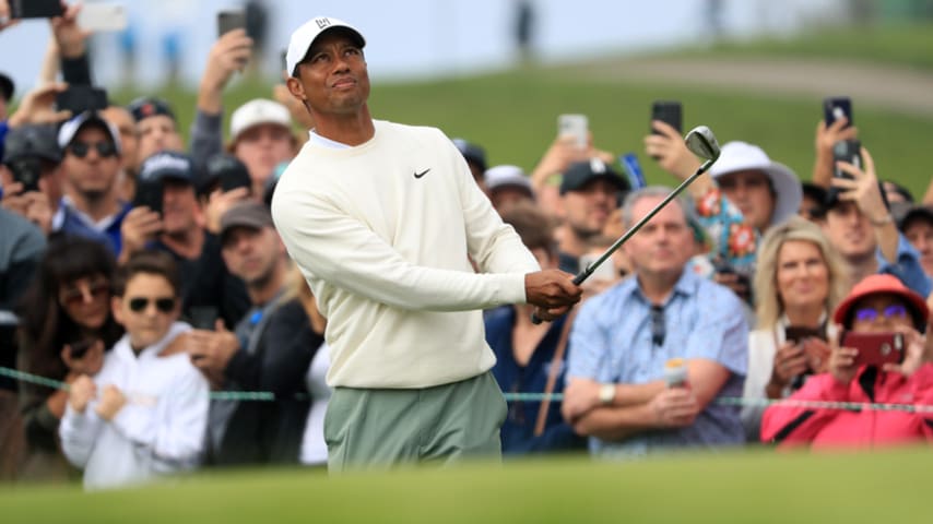 Tiger Woods gets unlucky break in chase for win No. 83