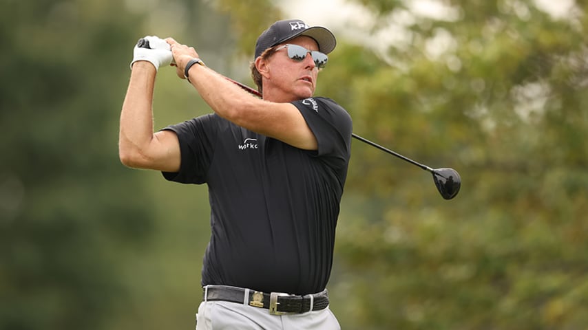 Phil Mickelson struggles Thursday at Winged Foot