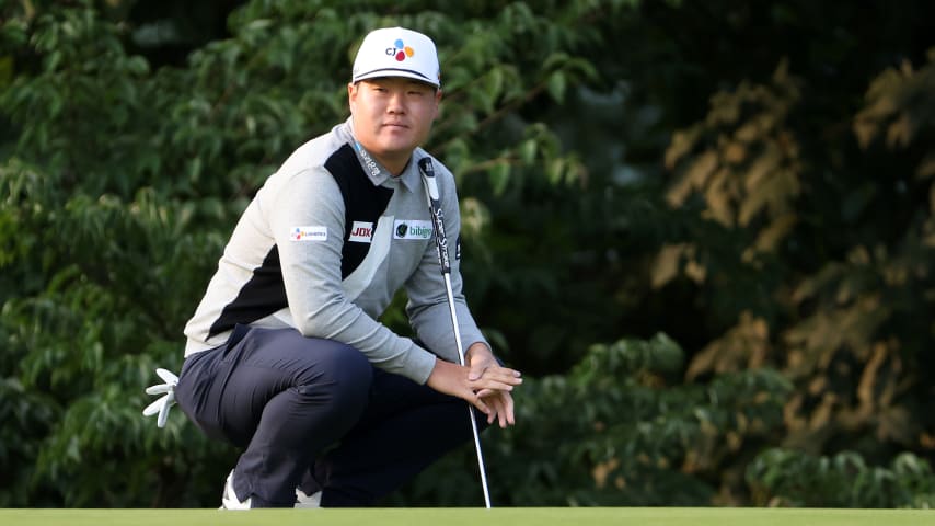 MAMARONECK, NEW YORK - SEPTEMBER 18: Sungjae Im of Korea lines up a putt on the tenth green during the second round of the 120th U.S. Open Championship on September 18, 2020 at Winged Foot Golf Club in Mamaroneck, New York. (Photo by Jamie Squire/Getty Images)