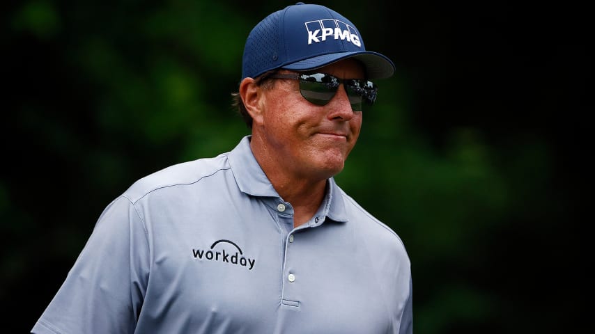 PGA champ Phil Mickelson misses cut by 1 at Colonial