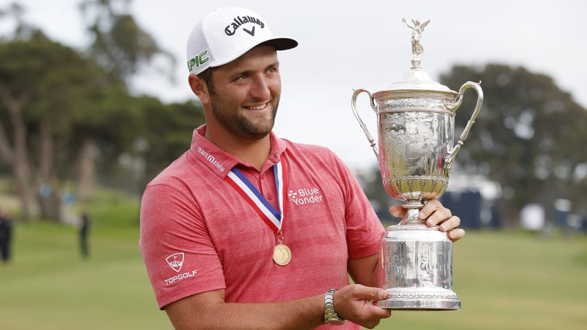 SAN DIEGO, CALIFORNIA - JUNE 20: Jon Rahm of Spain celebrates with the trophy after winning during the final round of the 2021 U.S. Open at Torrey Pines Golf Course (South Course) on June 20, 2021 in San Diego, California. (Photo by Ezra Shaw/Getty Images)