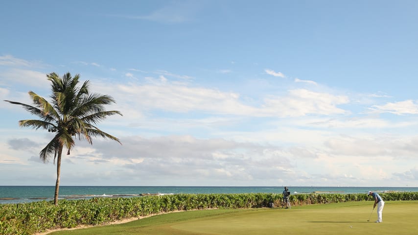 PLAYA DEL CARMEN, MEXICO - DECEMBER 05: Emiliano Grillo of Argentina putts on the 15th green during the third round of the Mayakoba Golf Classic at El CamaleÃ³n Golf Clubb on December 05, 2020 in Playa del Carmen, Mexico. (Photo by Hector Vivas/Getty Images)