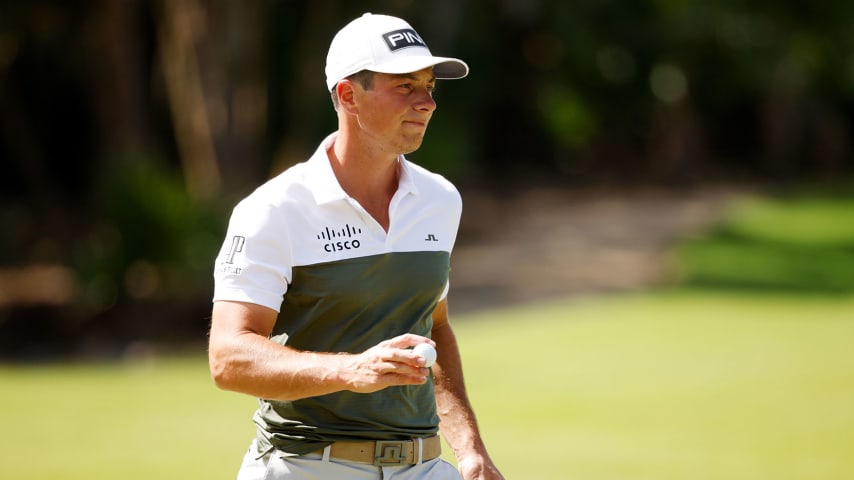 PLAYA DEL CARMEN, MEXICO - NOVEMBER 07: Viktor Hovland of Norway reacts to his par on the first green during the final round of the World Wide Technology Championship at Mayakoba on El Camaleon golf course on November 07, 2021 in Playa del Carmen, Mexico. (Photo by Cliff Hawkins/Getty Images)