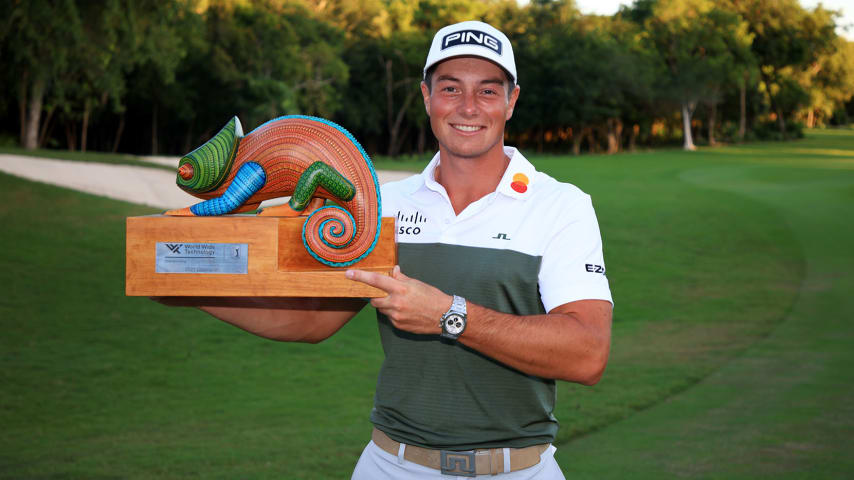 PLAYA DEL CARMEN, MEXICO - NOVEMBER 07: Viktor Hovland of Norway celebrates with the trophy on the 18th green after winning during the final round of the World Wide Technology Championship at Mayakoba on El Camaleon golf course on November 07, 2021 in Playa del Carmen, Mexico. (Photo by Mike Ehrmann/Getty Images)