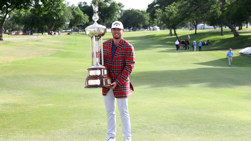 FORT WORTH, TEXAS - MAY 29: Sam Burns of the United States poses with the Leonard Trophy and wearing the Colonial Country Club plaid jacket after putting in to win on the 18th green during the first playoff hole during the final round of the Charles Schwab Challenge at Colonial Country Club on May 29, 2022 in Fort Worth, Texas. (Photo by Tom Pennington/Getty Images)