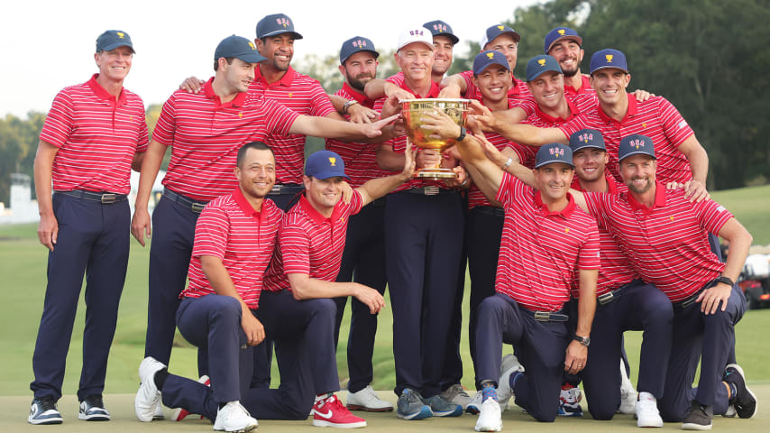 CHARLOTTE, NORTH CAROLINA - SEPTEMBER 25: (Back L-R) Assistant Captain Steve Stricker, Patrick Cantlay, Tony Finau, Assistant Captain Fred Couples, Cameron Young, Captain Davis Love III, Scottie Scheffler, Collin Morikawa, Jordan Spieth, Justin Thomas, Max Homa, Billy Horschel, (Front L-R) Xander Schauffele, Assistant Captain Zach Johnson, Assistant Captain Kevin Kisner, Sam Burns and Assistant Captain Webb Simpson of the United States Team pose with the Presidents Cup during the closing ceremony after defeating the International Team during Sunday singles matches on day four of the 2022 Presidents Cup at Quail Hollow Country Club on September 25, 2022 in Charlotte, North Carolina. (Photo by Stacy Revere/Getty Images)