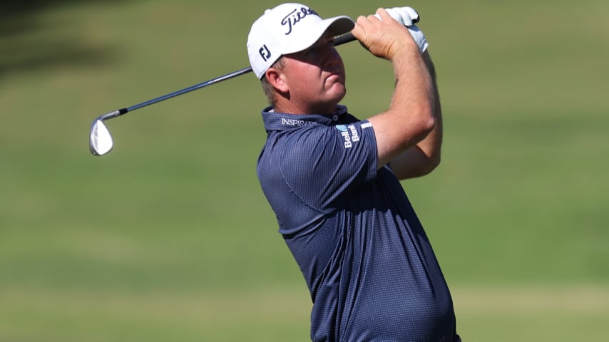 Tom Hoge leads by one with pair of eagles at Shriners Children's Open