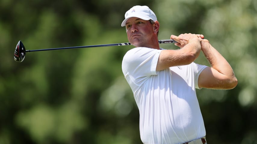 MEMPHIS, TENNESSEE - AUGUST 14: Lucas Glover of the United States plays his shot from the seventh tee during the final round of the FedEx St. Jude Championship at TPC Southwind on August 14, 2022 in Memphis, Tennessee. (Photo by Andy Lyons/Getty Images)