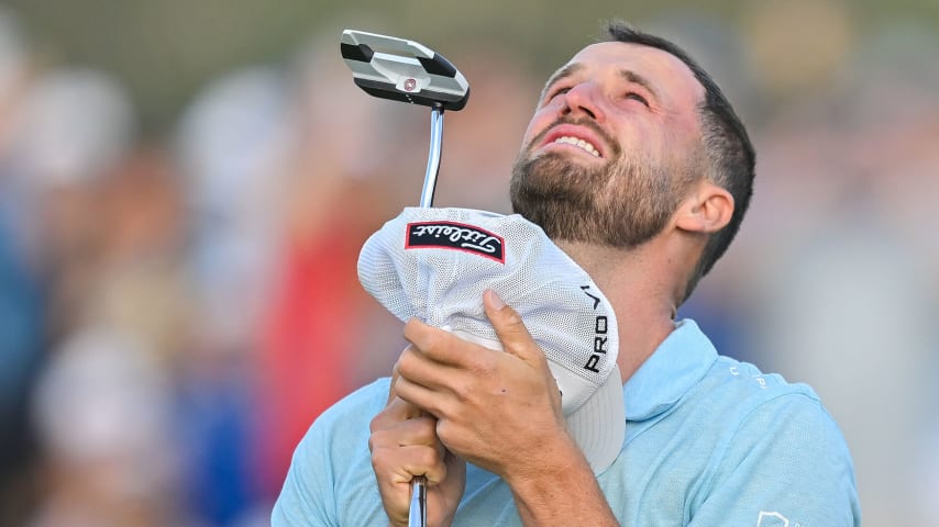 Wyndham Clark looks to the sky, in memory of his late mom Lise, after winning the U.S. Open. (Ben Jared/PGA TOUR)