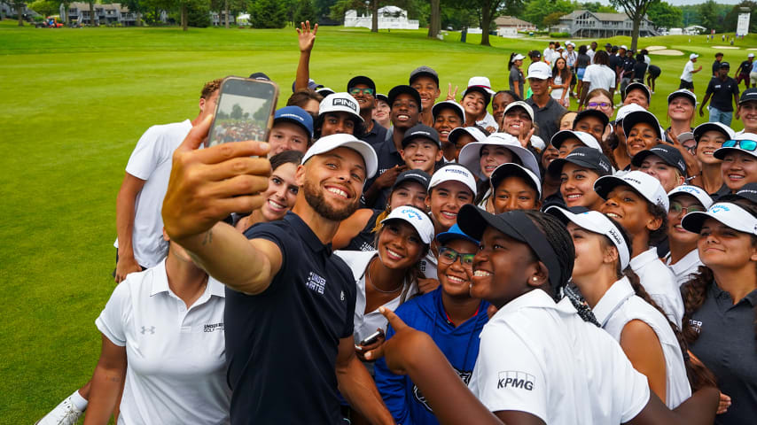 Steph Curry stops to take selfie with participants at his UNDERRATED Golf event. (UNDERRATED Golf)