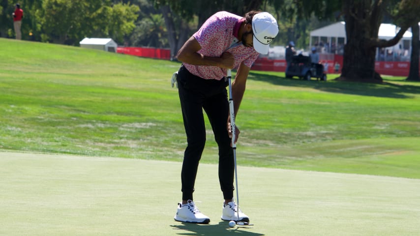 Akshay Bhatia putting with a broomstick-style putter at the Fortinet Championship. (Taylor Ryan/PGA TOUR)