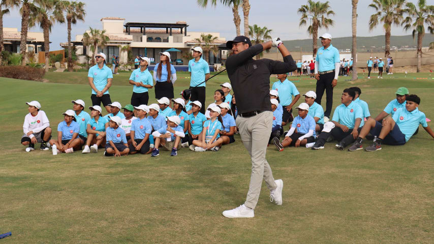 Aaron Beverly with kids at First Tee Diamante. (Courtesy of World Wide Technology)