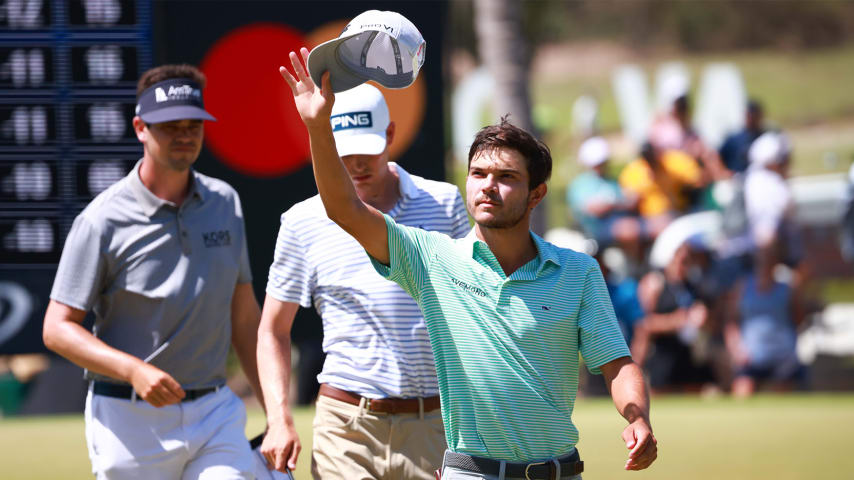 Raúl Pereda saluda al público durante la tercera ronda del México Open at Vidanta el pasado abril en Puerto Vallarta, México. (Fernando de Dios/Getty Images)