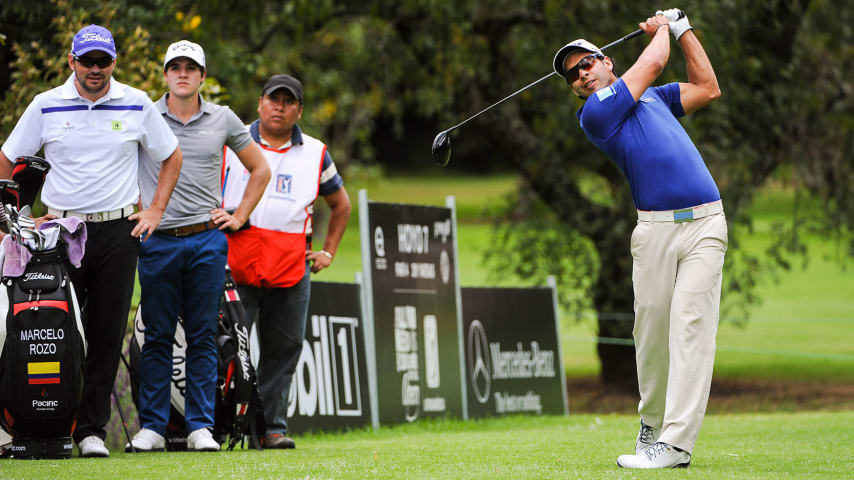 Marcelo Rozo y Sebastián Vázquez observan mientras José Toledo pega su tiro de salida en el hoyo 7 durante aquella ronda final en Ecuador en 2014. (Enrique Berardi/PGA TOUR)