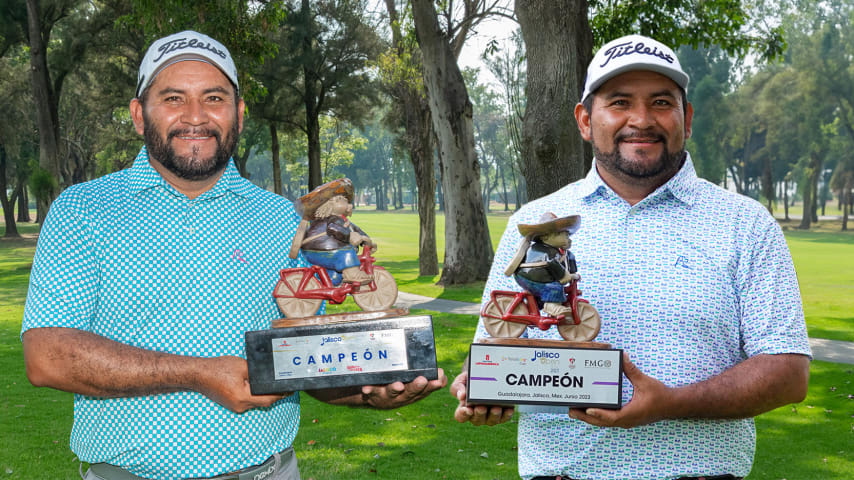 Rodríguez ganó el Jalisco Open GDL las últimas dos temporadas de PGA TOUR Latinoamérica. A la izquierda con el trofeo de 2022 y a la derecha con el de 2023. (Eduardo Sánchez y Prensa/PGA TOUR)