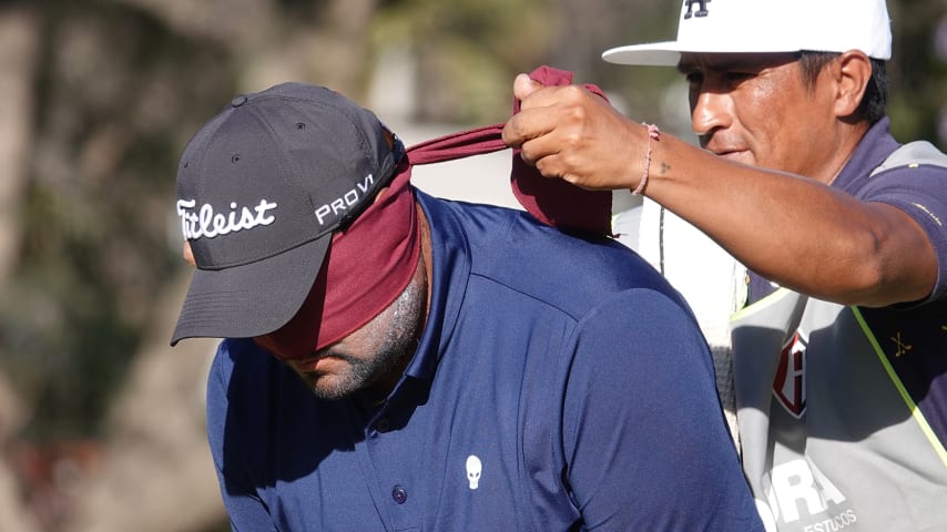 Poniendo a prueba su habilidad para jugar en Atlas, Rodríguez jugó un hoyo con los ojos vendados durante su práctica del martes. (Gregory Villalobos/PGA TOUR)