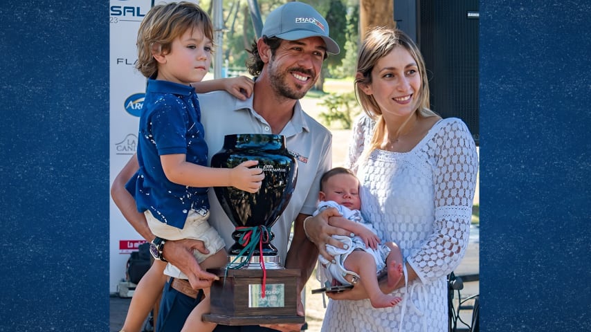 Puma Domínguez junto a su esposa Victoria y sus dos niños, Constantino e Hipólito, en marzo de 2023 tras su victoria en el San Luis Open de su ciudad natal. (Puma Domínguez/Instagram)