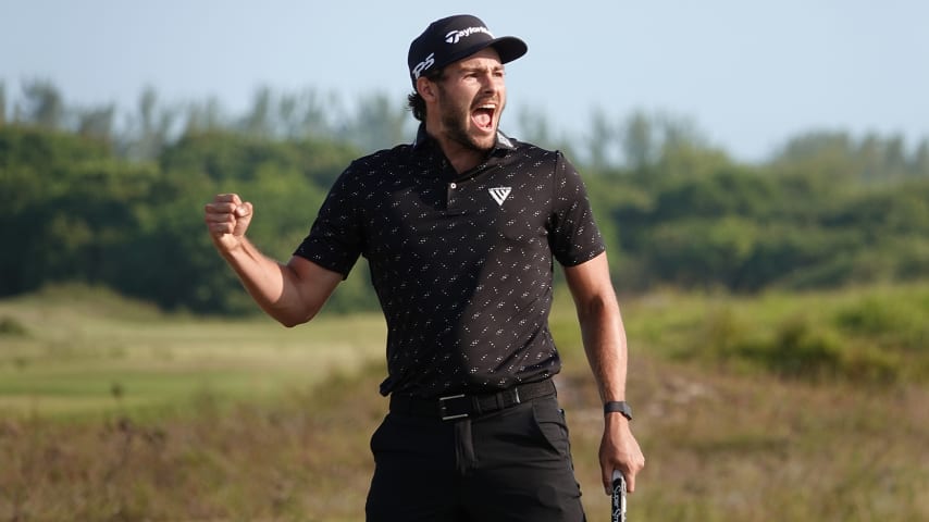 El canadiense Matthew Anderson explotó de emoción al embocar el putt para birdie que le dio la victoria en el hoyo final del ECP Brasil Open en el Campo Olímpico de Río de Janeiro. (Gregory Villalobos/PGA TOUR)