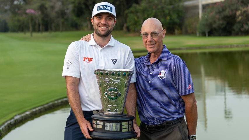 Stuart Macdonald tuvo a su padre, Rob, como su caddie esta semana en Los Inkas Golf Club. (Paulina Gongora/PGA TOUR)