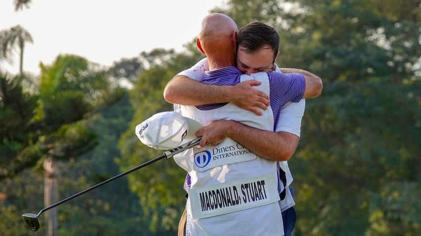 Así festejó el canadiense Stuart Macdoland su victoria en Perú, en donde tuvo como caddie a su padre, Rob. (Gregory Villalobos/PGA TOUR)