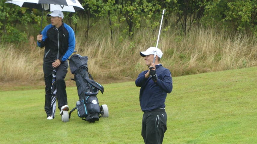 Tim Widing caddying for Ludvig at 2018 European Amateur Team Championship. (Photo credits European Golf Association)