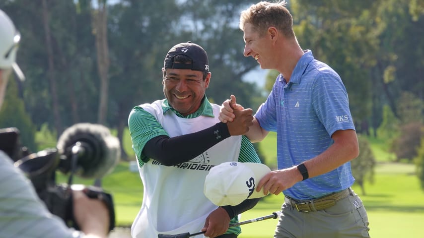 Harry Hillier celebra su ronda de 59 con su caddie argentino, Eduardo “Rulo” Jiménez. (Gregory Villalobos/PGA TOUR)