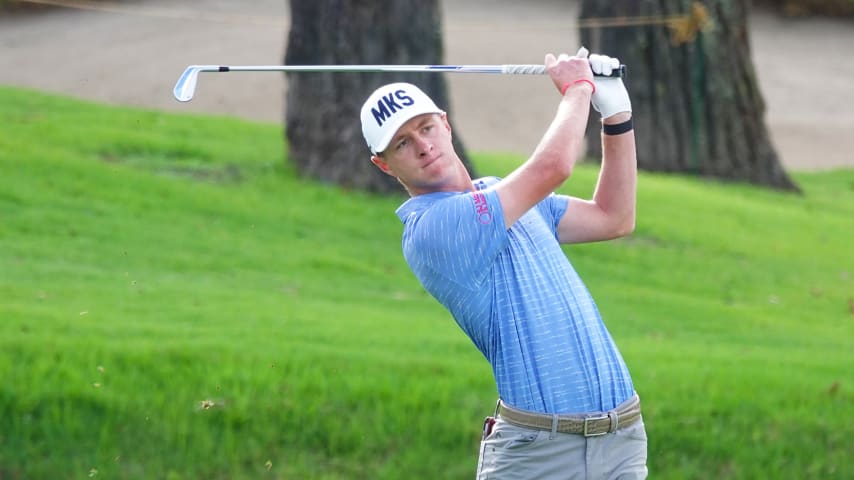 Harry Hillier pega su segundo tiro en el par-4 del hoyo 9, su hoyo 18, este viernes en el Club El Rincón de Cajicá. (Gregory Villalobos/PGA TOUR)