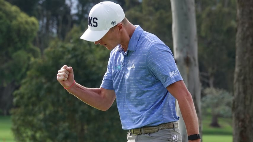 Harry Hillier reacciona levantando su puño tras embocar el putt para par que le aseguró su ronda de 59 este viernes en el Inter Rapidísimo Golf Championship. (Gregory Villalobos/PGA TOUR)